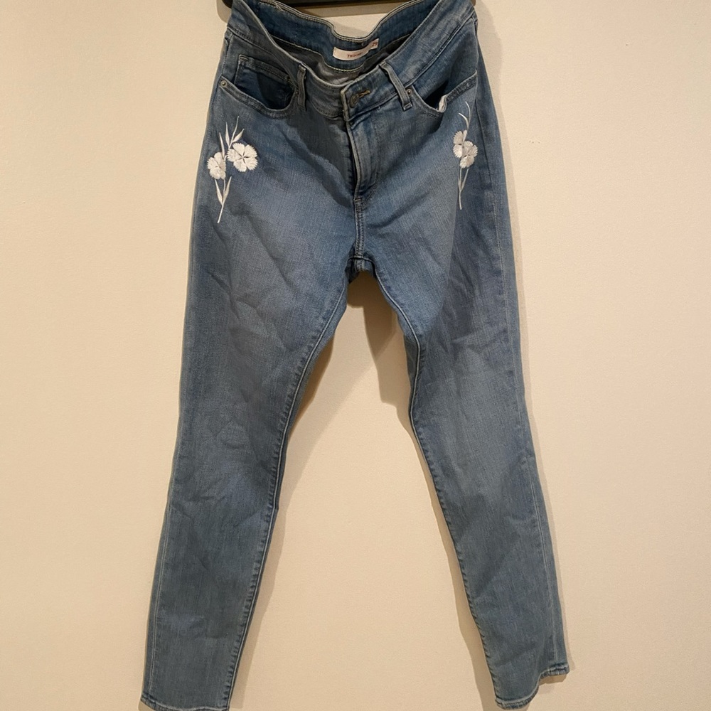 Levi Jeans with embroidered white flower